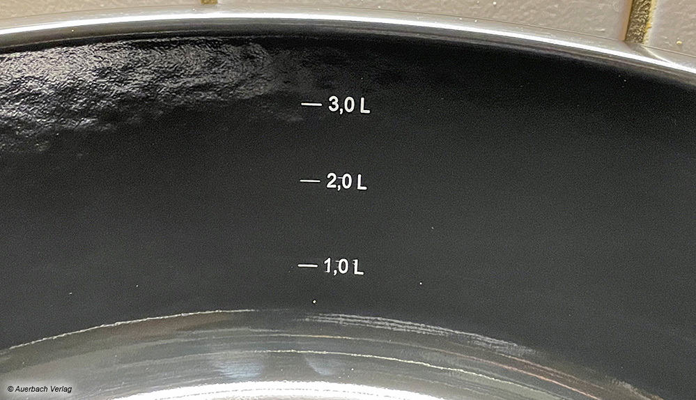 ettes Feature: Innerhalb der Pfanne von WMF ist eine Skala für die Flüssigkeitsmenge im Gefäß angebracht