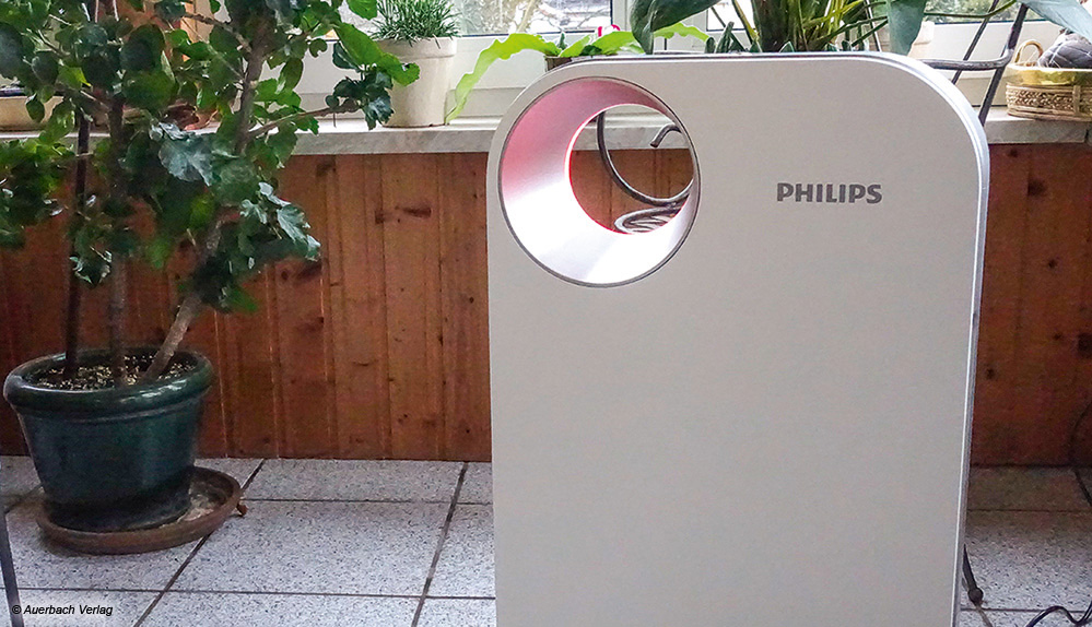 Der Philips-Luftreiniger signalisiert schlechte Luftqualität durch sanftes rotes Leuchten (neben einer Display-Anzeige)