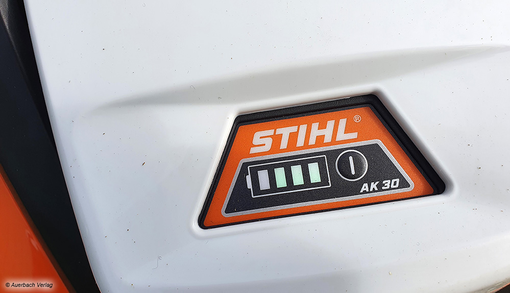 Der Ladezustand des Akkus von Stihl kann bequem auch während des Betriebes direkt im Gerät auf Knopfdruck abgefragt werden