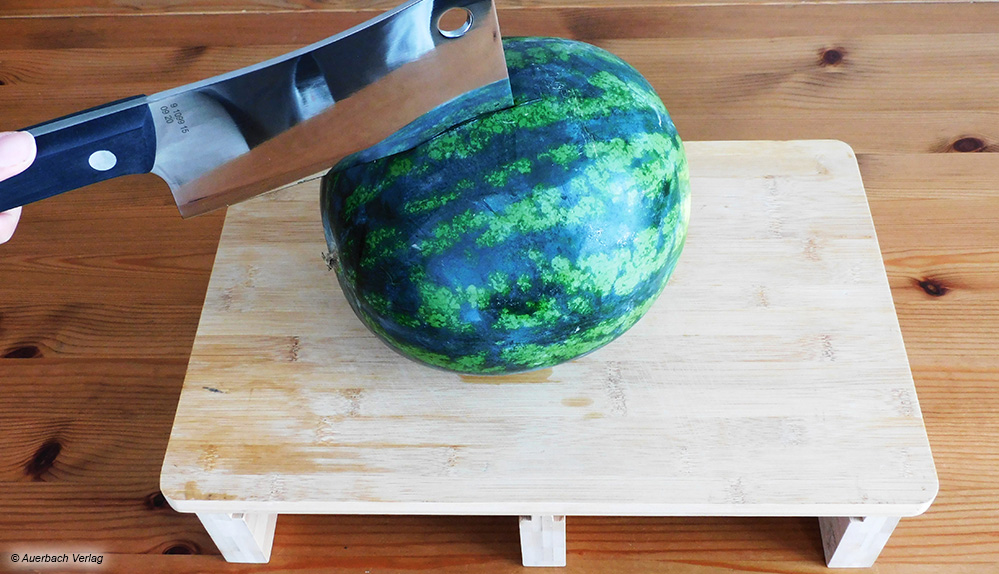 Ebenso wie die anderen Testmodelle schafft es auch der Küchenspalter von F. Dick nicht, die Schale der Melone zu knacken