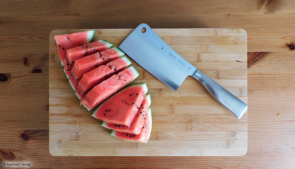 Ist die Schale erst einmal durchtrennt, schneidet das WMF-Hackmesser die Melone zuverlässig in gleichmäßige Scheiben