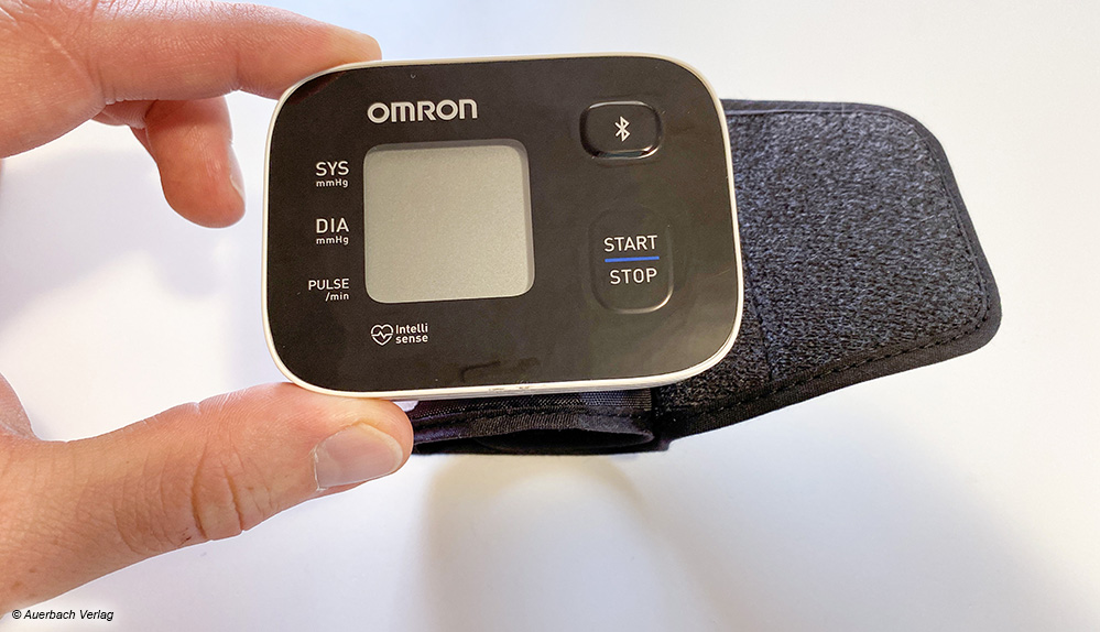 Omron zeigt, wie kompakt und hochwertig ein Messgerät in der Hand, oder besser gesagt zwischen den Fingern liegen kann