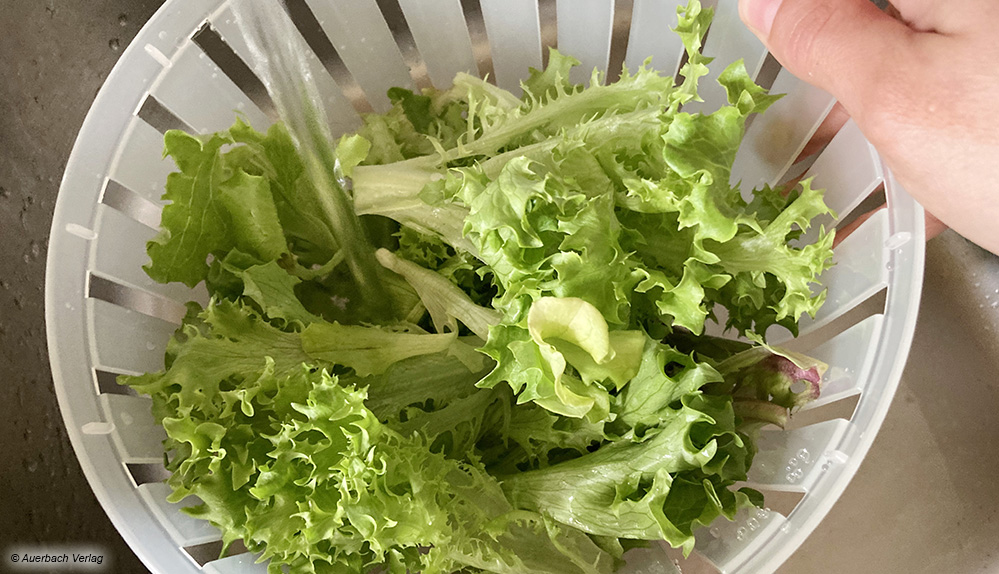 Zum Salatwaschen lassen sich die Siebeinsätze bei allen Salatschleudern einfach entnehmen und unter den den Wasserhahn halten