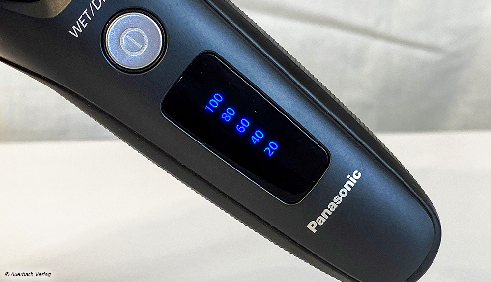 Die blau leuchtende Akkuanzeige des Panasonic stuft in 20-Prozent-Schritten ab und gibt so alltagstauglich Auskunft
