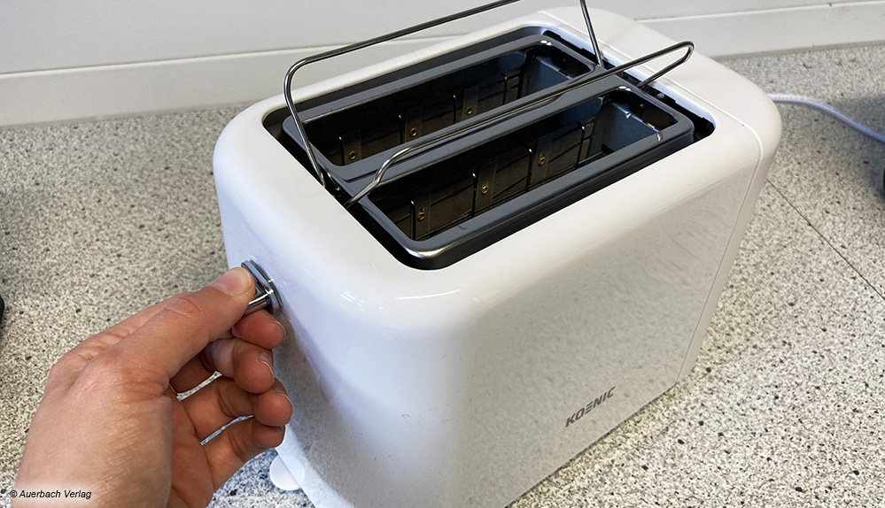 Praktisch: Bei vielen Toastern, wie hier beim Koenic, ist der Brötchenaufsatz integriert und lässt sich einfach aufrichten
