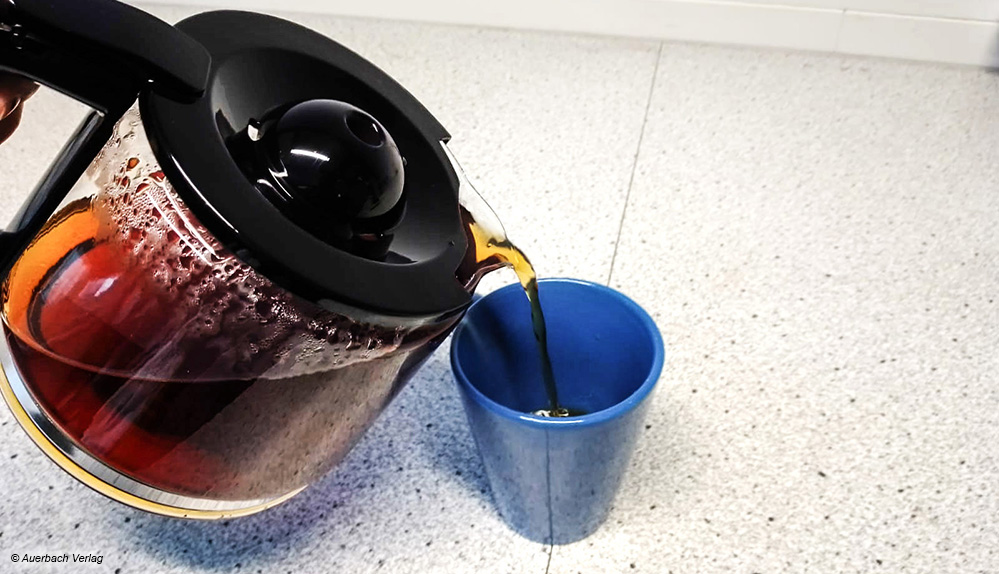 Die Glaskanne des Modells von Koenic lässt sich gut halten und der fertige Kaffee kann problemlos in die Tasse gegossen werden