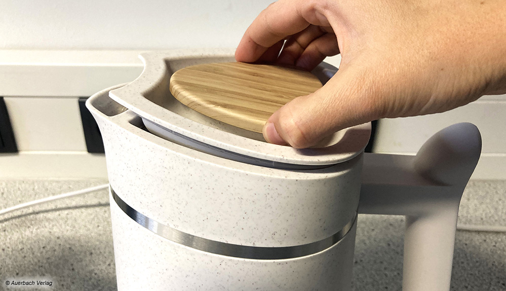 Der Deckel lässt sich beim Wasserkocher von Philips nicht per Knopfdruck öffnen, sondern muss per Hand abgenommen werden