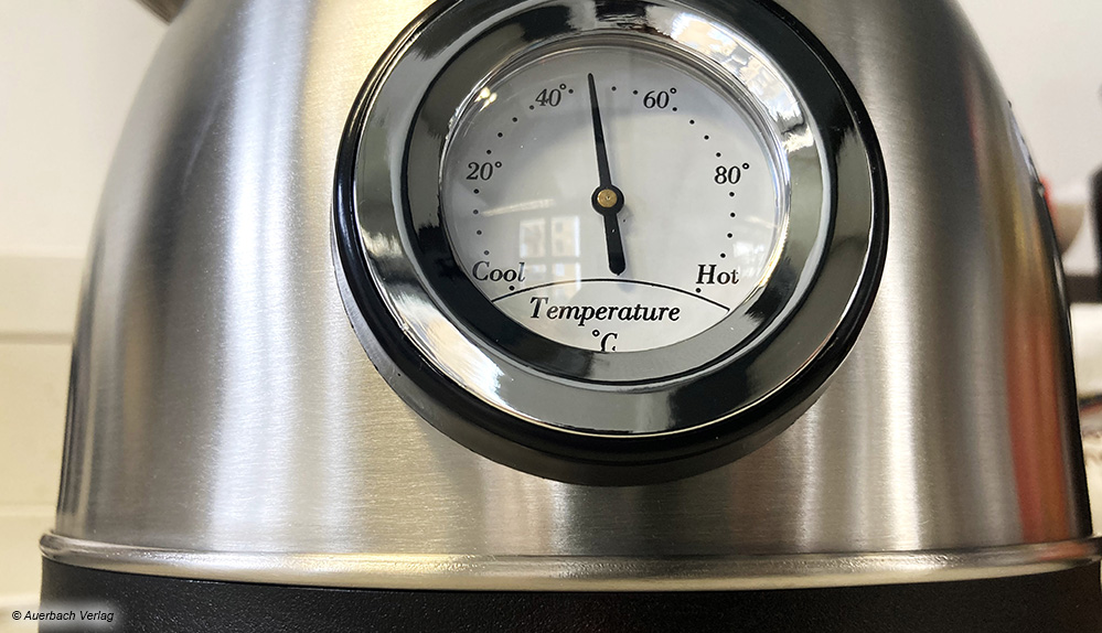 Beim Retromodell von Syntrox wird die Temperatur stilecht über ein Thermometer an der Front des Wasserkochers angezeigt