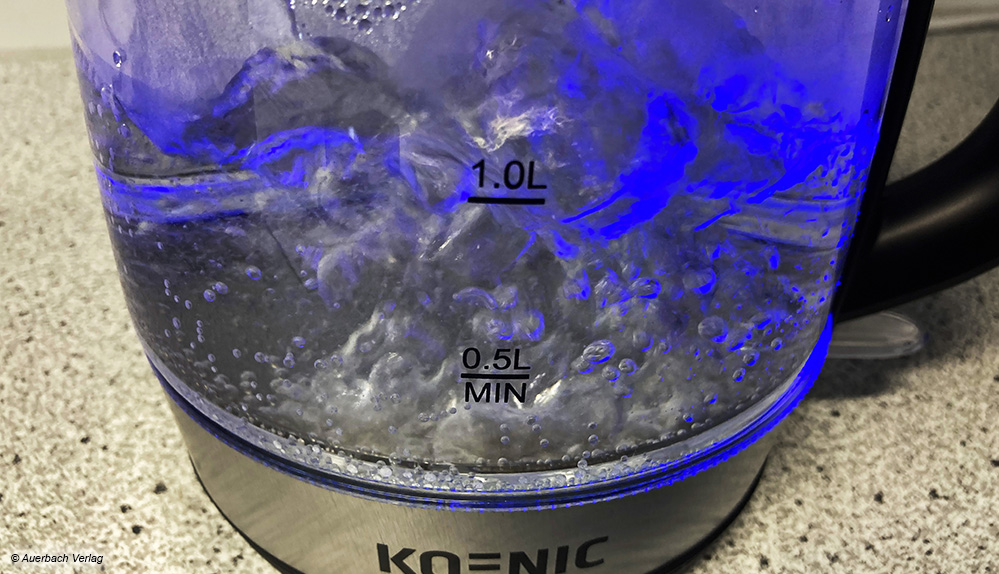 Hingucker: Bei den beiden Glasmodellen mit Bodenbeleuchtung von Koenic kann man dem Wasser beim Kochen zusehen