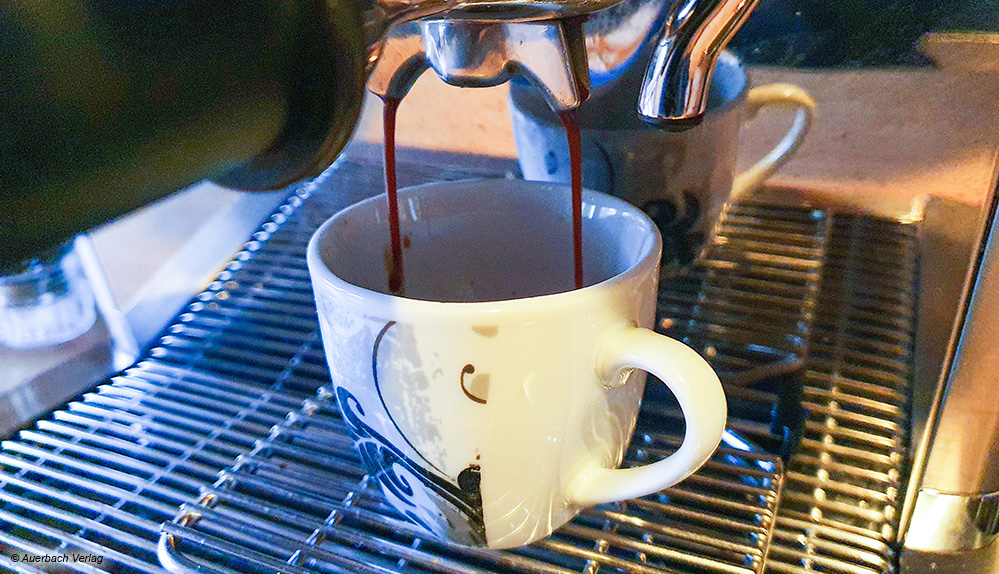 Clever: Kleine Espressotassen lassen sich bei der Maschine von De’Longhi über ein klappbares Gitter näher an den Auslauf stellen