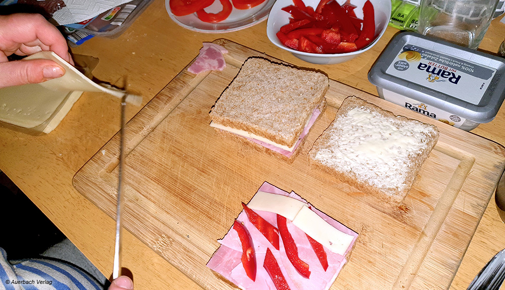 Mit frischen Zutaten wie Hinterschinken, Paprika und Käse belegt, wird das Sandwich zum kreativen und knusprigen Genuss