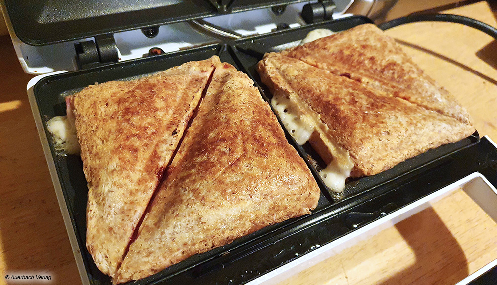 Durch die Formung der Platten werden unsere Toastscheiben in zwei Hälften geteilt und im Idealfall gleichmäßig knusprig gebräunt