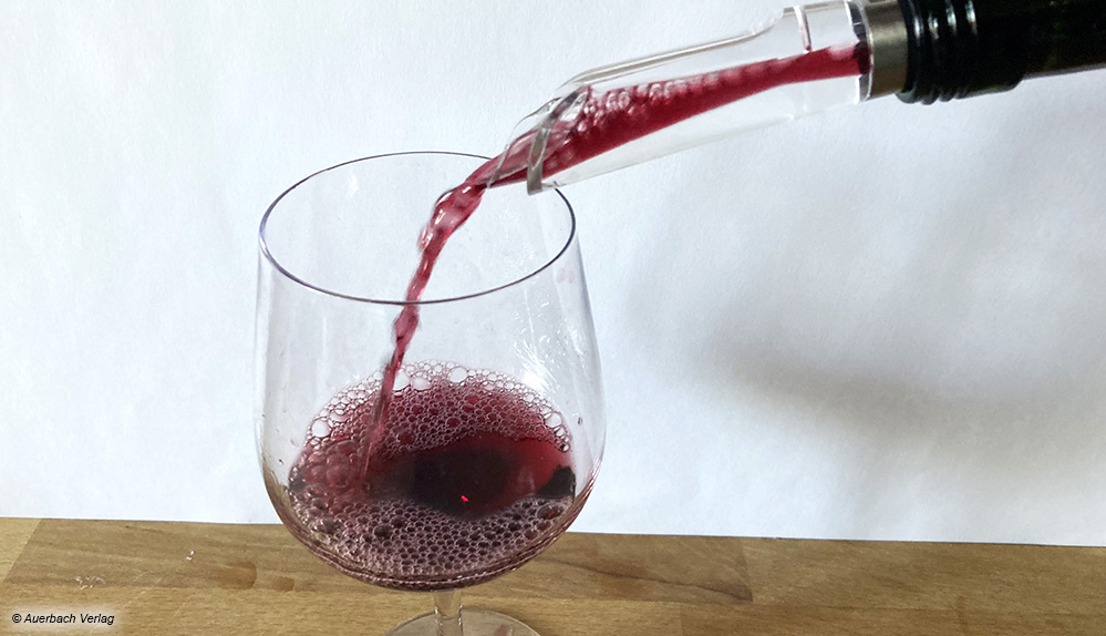 Mit dem Aufsatz von Adhoc wird der Wein direkt während des Ausgießens belüftet, wodurch sich sichtbare Bläschen bilden