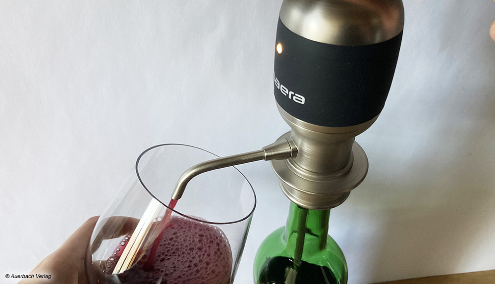 O’zapft is! Bei den elektrischen Geräten von Vinaera, wie hier beim Classic-Modell, wird der Wein per Knopfdruck belüftet