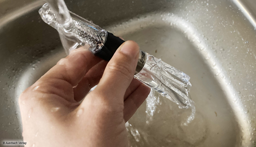 Schnell und einfach: Der Aufsatz von Adhoc lässt sich nach der Nutzung unter fließendem Wasser problemlos durchspülen