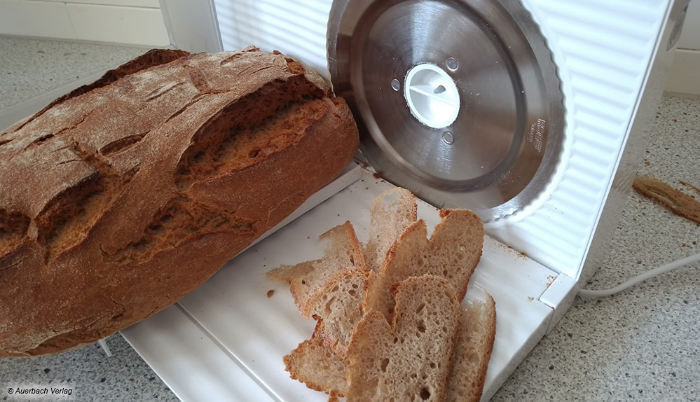 Beim Brot muss die Schneidbreite etwas dicker eingestellt werden, um gleichmäßige Scheiben zu bekommen