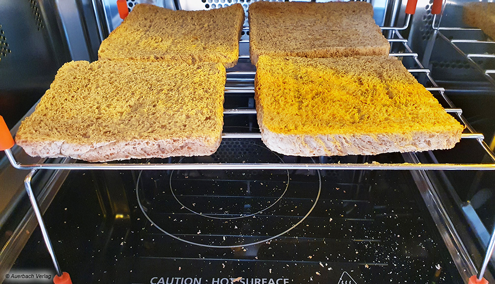 Enttäuschendes Grillergebnis bei Koenic: Die Toastscheiben sind trotz längerem Grillen noch labbrig und kaum gebräunt