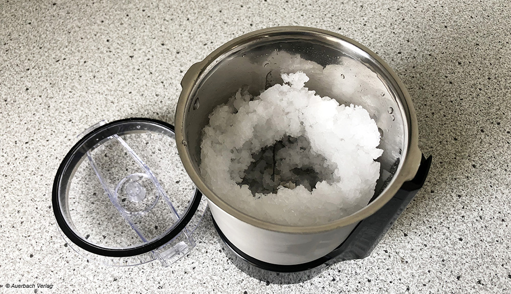 Drei Behälter, drei Messerlösungen: Springlane mixt immer erfolgreich – wie hier gecrushtes Eis im Edelstahlgefäß