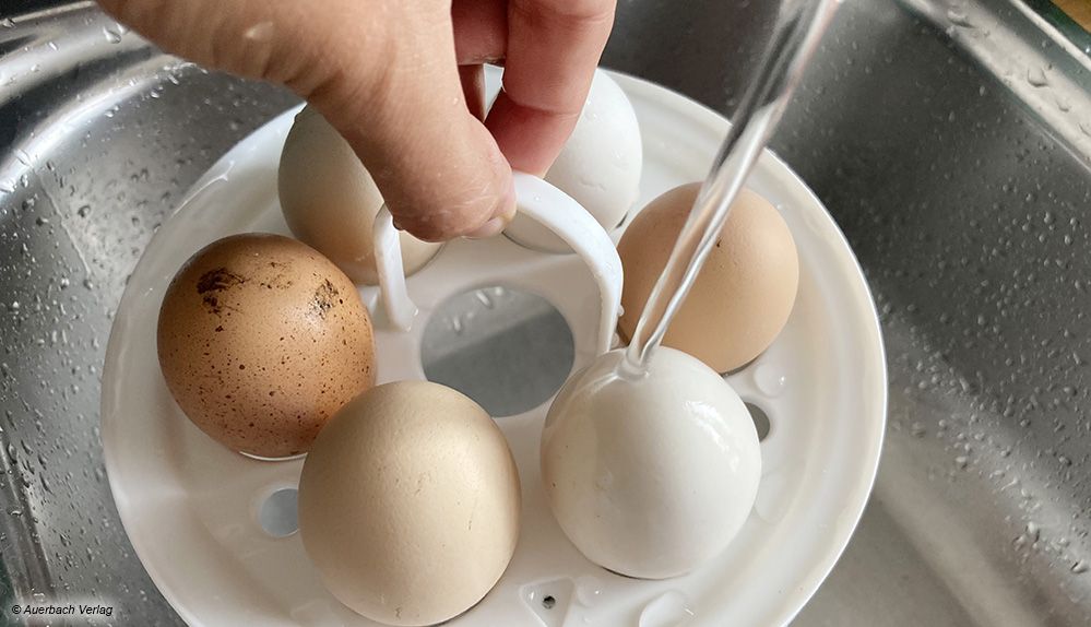 Nach dem Kochen können die Eier mit­­samt des Einsatzes entnommen und, wie hier beim Modell von Duronic, kalt abgeschreckt werden 