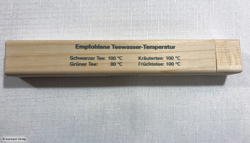 Das formschöne Thermometer im Holzetui kommt nicht nur als Geschenk gut an, es gibt auch Infos zur perfekten Teetemperatur je Sorte 