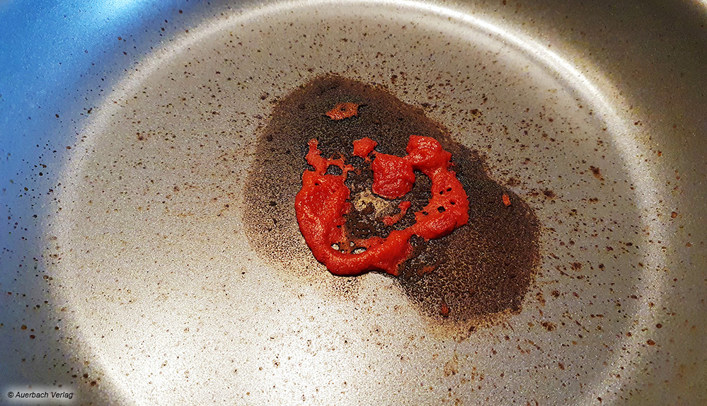 Beim Anbrenntest mit Tomatenmark geht es im wahrsten Sinne des Wortes „heiß“ her. Anschließend sollte sich alles rückstandsfrei entfernen lassen