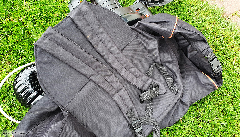 Der Fangsack des Laubsaugers von Black+Decker kann wie ein Rücksack bequem auf den Rücken geschnallt werden