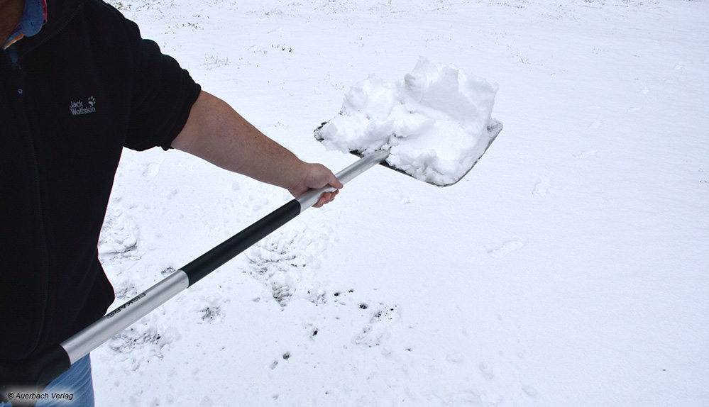 Beim Fiskars-Schneeschieber hätte man sich eine längere Kunststoffmanschette gewünscht. So fühlt sich die Schaufel beim Werfen doch recht kalt an 