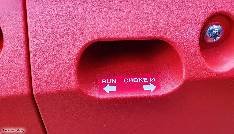 Beim Kaltstart muss der Schalter auf „Choke“ oder „Start“ stehen, während des Betriebes wird dann auf die Stellung „Run“ umgeschaltet