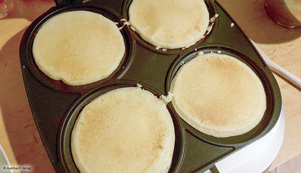 Vier leckere Pancakes auf einen Schlag werden produziert. Die sind sehr lecker, aber nicht ganz so fluffig wie bei der Zubereitung in der Pfanne
