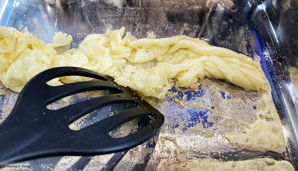 Beim Edelstahlbräter von Rösle klebt der Käse schnell am Boden fest und kann dann nur mühsam wieder entfernt werden