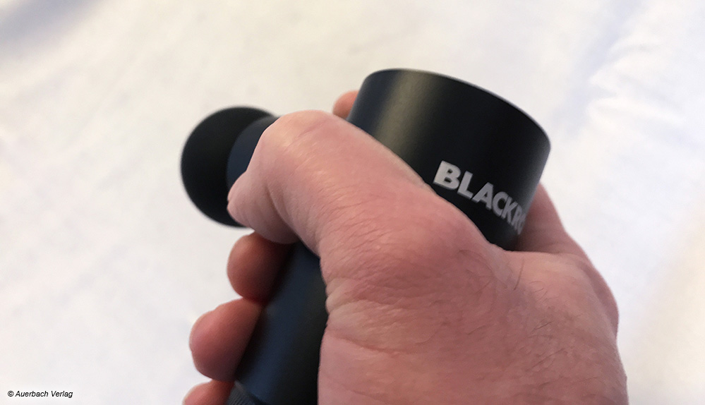 Die kleine, hochwertig verarbeitete Blackroll-Massagepistole liegt super in der Hand