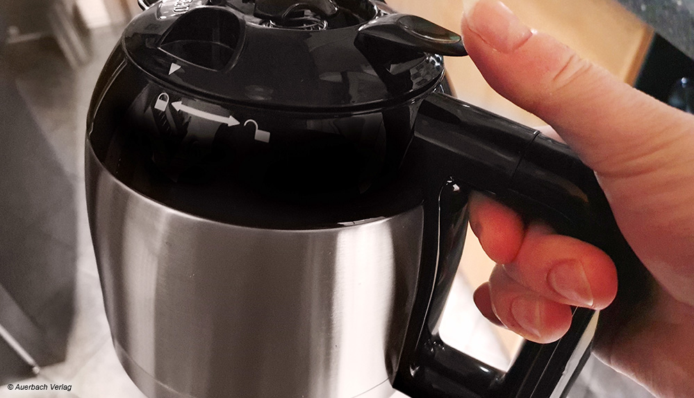 Thermobehälter halten den Kaffee lange warm. Die praktische Ausgießmechanik ist für Menschen mit kurzen Fingern teils schwerer erreichbar