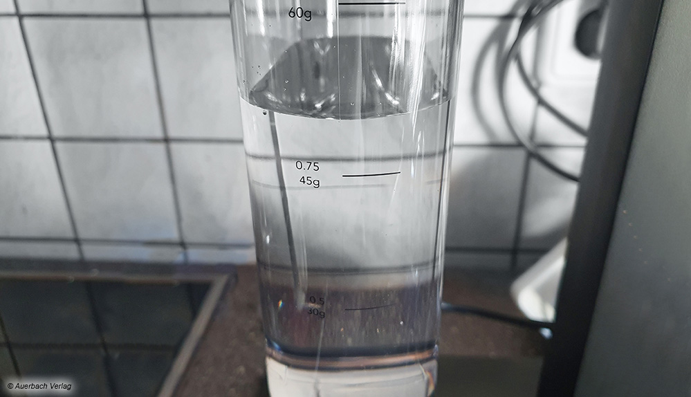 Wichtig ist eine Skala zum Einfüllen der richtigen Menge Wasser. Fast immer sind dort Tassen angegeben – bei dieser Maschine aber nicht 
