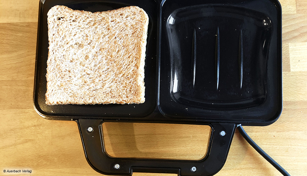 er Sandwichmaker von Emerio hat die größten Backmulden. Herkömmliche Toasts in Normal- und XL-Größe sind kleiner 
