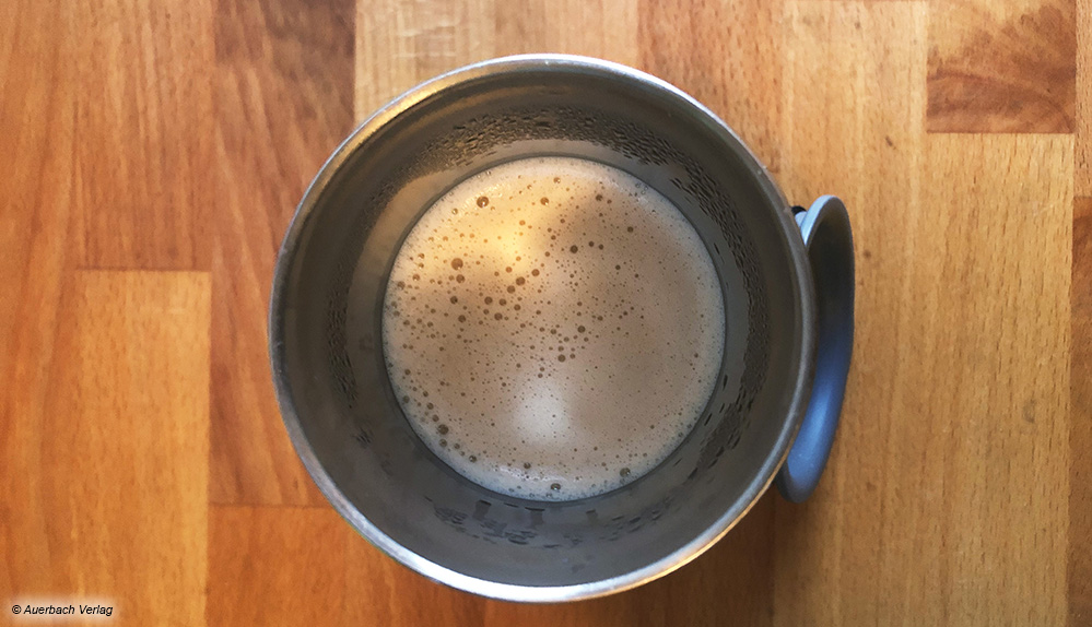 Selbst in den kleinsten Thermobecher im Test kann man mehr Kaffee einfüllen als in einen herkömmlichen Porzellanbecher 
