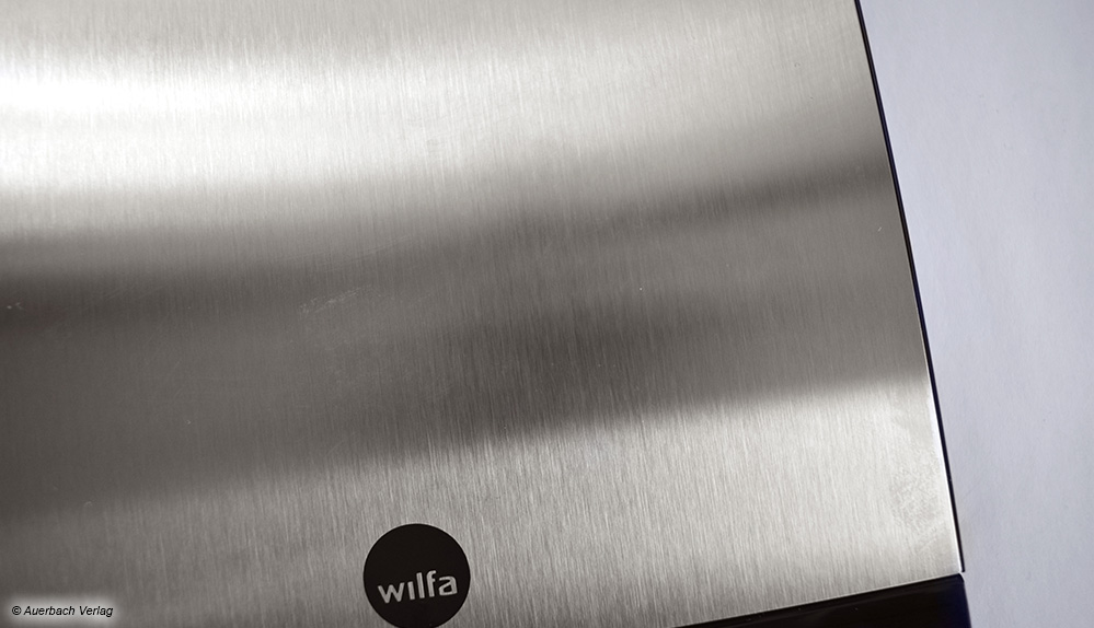 Fingerabdrücke und Schmutz legen sich schnell auf die gebürstete Metalloberfläche der Wilfa Gram S
