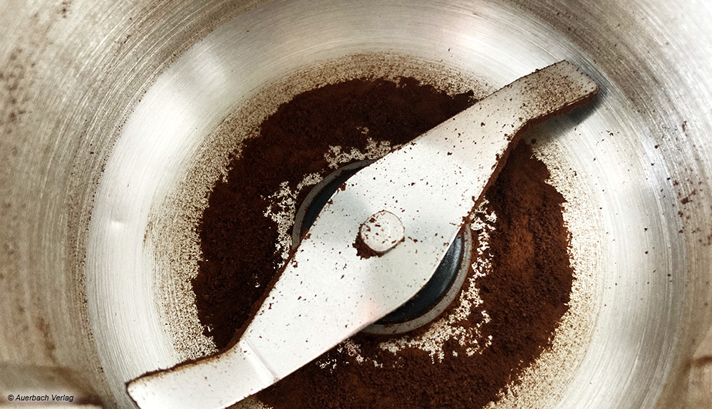 Bei den Mühlen mit Schlagwerk werden die Kaffeebohnen nicht gemahlen, sondern von zwei rotierenden Messern zerkleinert