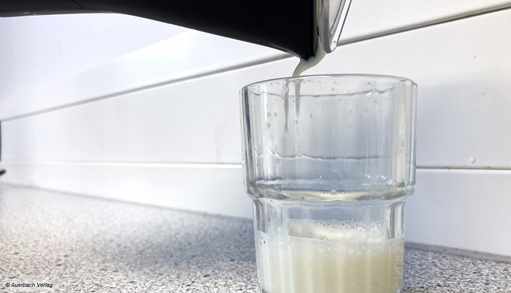 Durch den präzisen Ausguss lässt sich die verbliebene flüssige Milch beim Modell 383129 von Tchibo problemlos abgießen 
