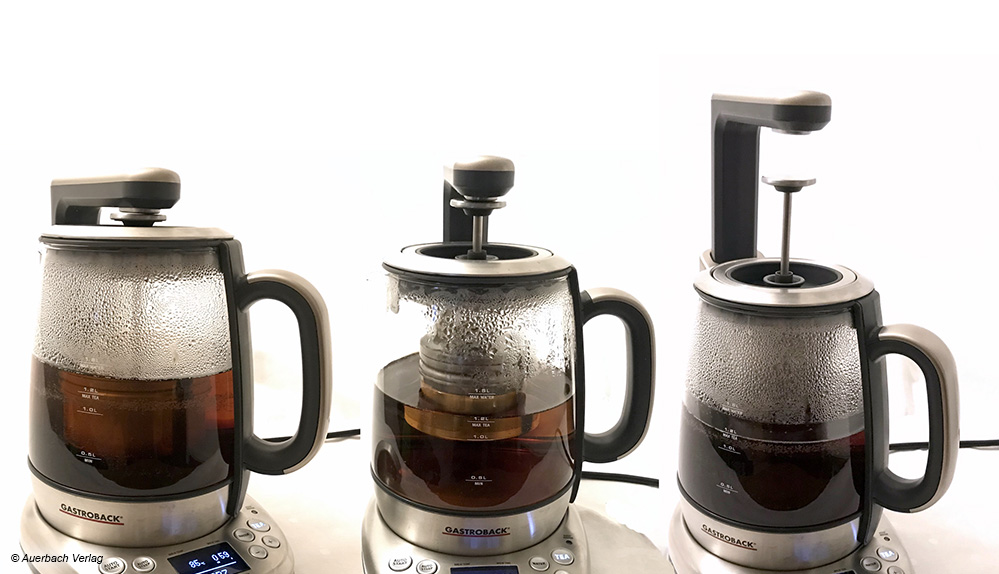 Beim Gastroback Design Automat senkt sich das Teesieb nach dem Aufkochen ab und fährt nach Ende der Brühzeit wieder herauf 