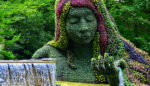 Skulptur im Garten: Frau am Brunnen