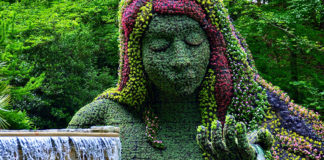 Skulptur im Garten: Frau am Brunnen