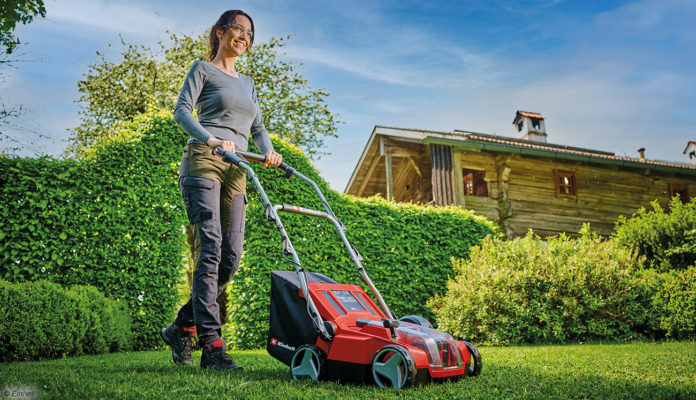 Frau mäht Rasen Einhell