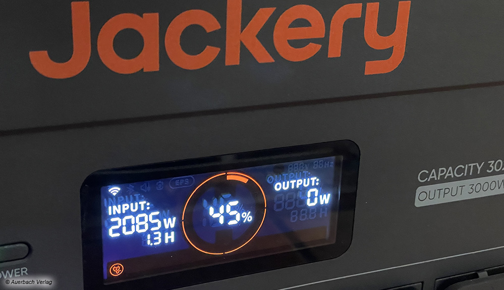 Das geht flink: Wird die Jackery Explorer 3000 pro an der Steckdose geladen, saugt sie über 2000 Watt aus dem Stromnetz und ist damit in weniger als 90 Minuten von null auf hundert aufgeladen