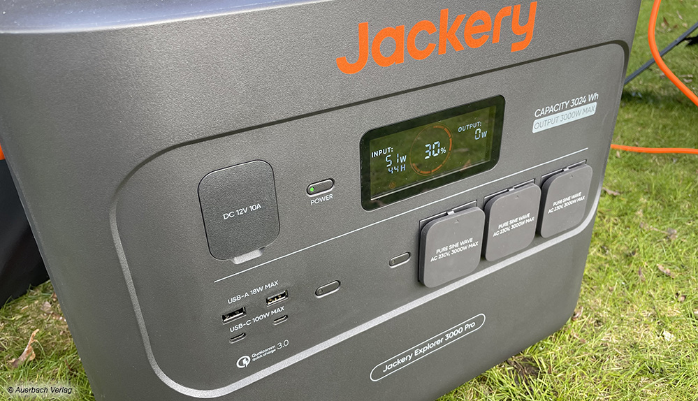 An der Front der Jackery finden sich neben jeweils zwei USB-A und USB-C-Ausgängen auch ein Autoanschluss und drei 230V-Steckdosen