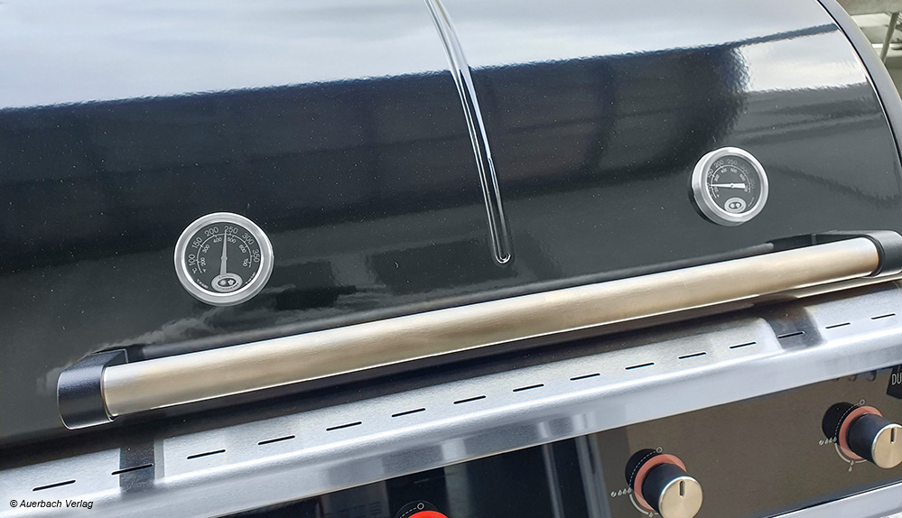 Clevere Idee: Outdoorchef spendiert seinem Dualchef 425 nicht nur zwei Temperaturzonen, sondern auch gleich zwei Thermometer dafür 
