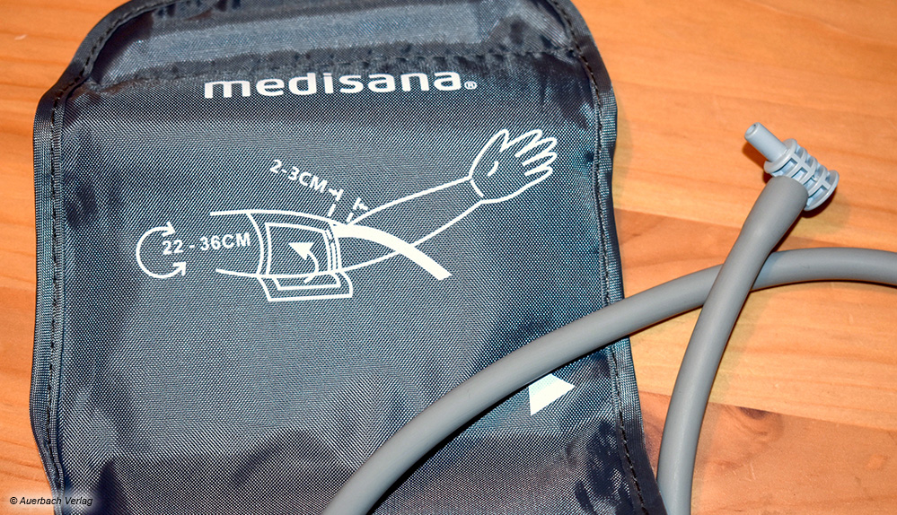 Keine Ausnahme: Wie hier bei Medisana, liefern alle Manschetten für Oberarm-Blutdruckmessungen klare Hinweise zum korrekten Anlegen 
