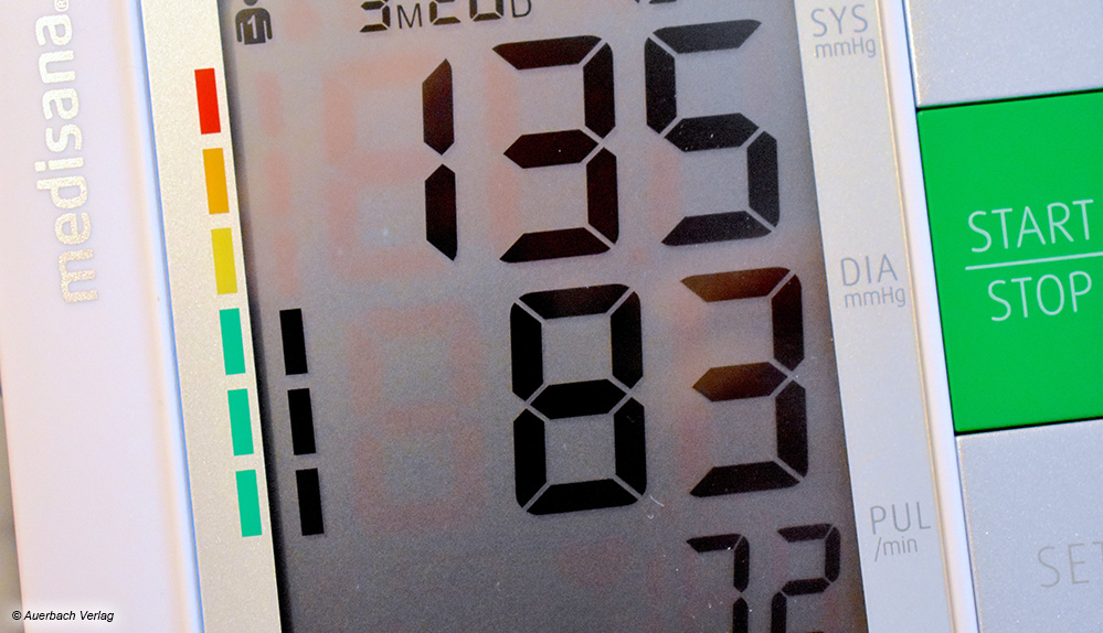Alles im grünen Bereich: Viele Blutdruckmessgeräte zeigen die WHO-Ampelskala für den schnellen Check neben dem Display, wie hier das Medisana BU 510