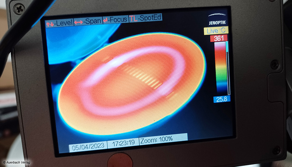Das Wärmebild des Suntec BBQ-9295 zeigt die Kälteinseln im Zentrum und am Rand der ovalen Grillplatte 
