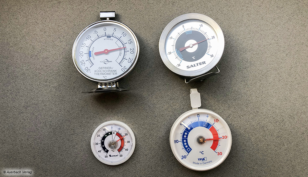  Mit dabei sind auch vier klassische analoge Kühlschrankthermometer mit Edelstahl- oder Kunststoffgehäuse