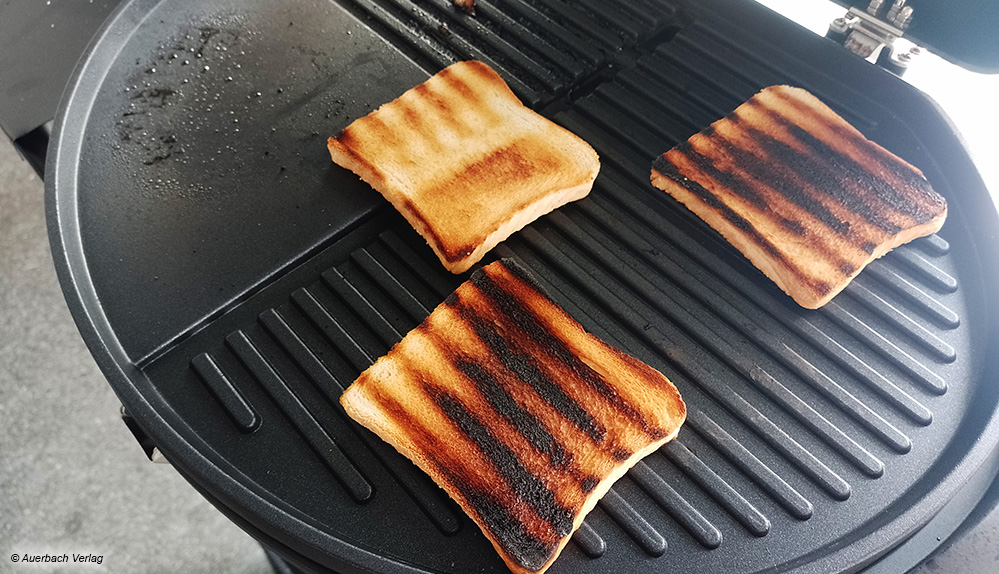  Die Toastscheiben zeigen deutlich, wie unterschiedlich die Wärme beim Suntec BBQ-9479 verteilt wird
